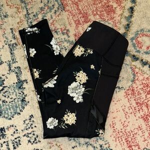 BESTSEY JOHNSON Women’s Capri Leggings SIZE XS LIKE NEW Mesh + floral details